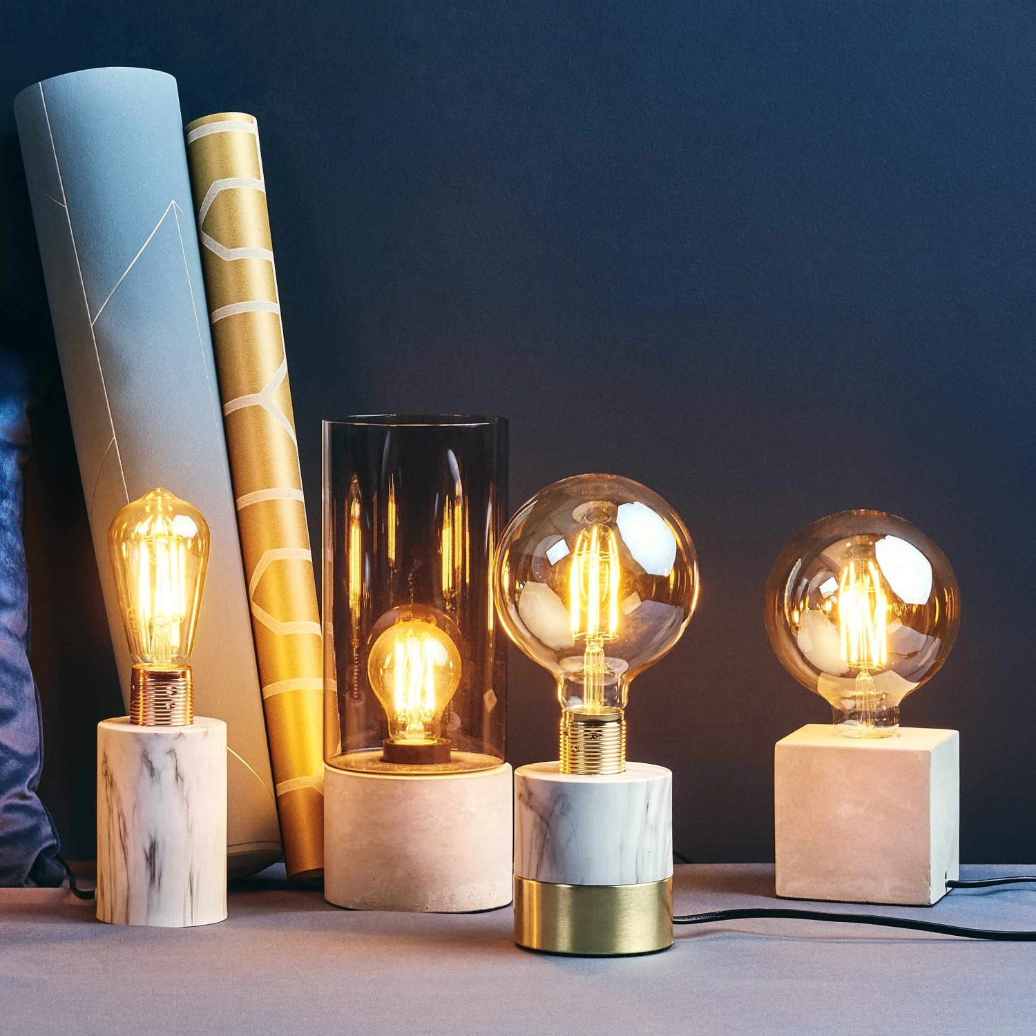 STILO Tischleuchte Mit Betonfuß Und Glasschirm 8 STILO Tischleuchte Mit Betonfuß Und Glasschirm – Bild 6