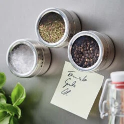 SPICE GUYS Magnetfeld Mit 3 Gewürzdosen 17 SPICE GUYS Magnetfeld Mit 3 Gewürzdosen -Butlers 10220939 7