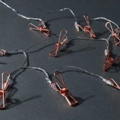 CLIP COUTURE LED-Lichterkette Clips 10 Lichter Mit USB-Batteriefach 11 CLIP COUTURE LED-Lichterkette Clips 10 Lichter Mit USB-Batteriefach -Butlers 10224979 4