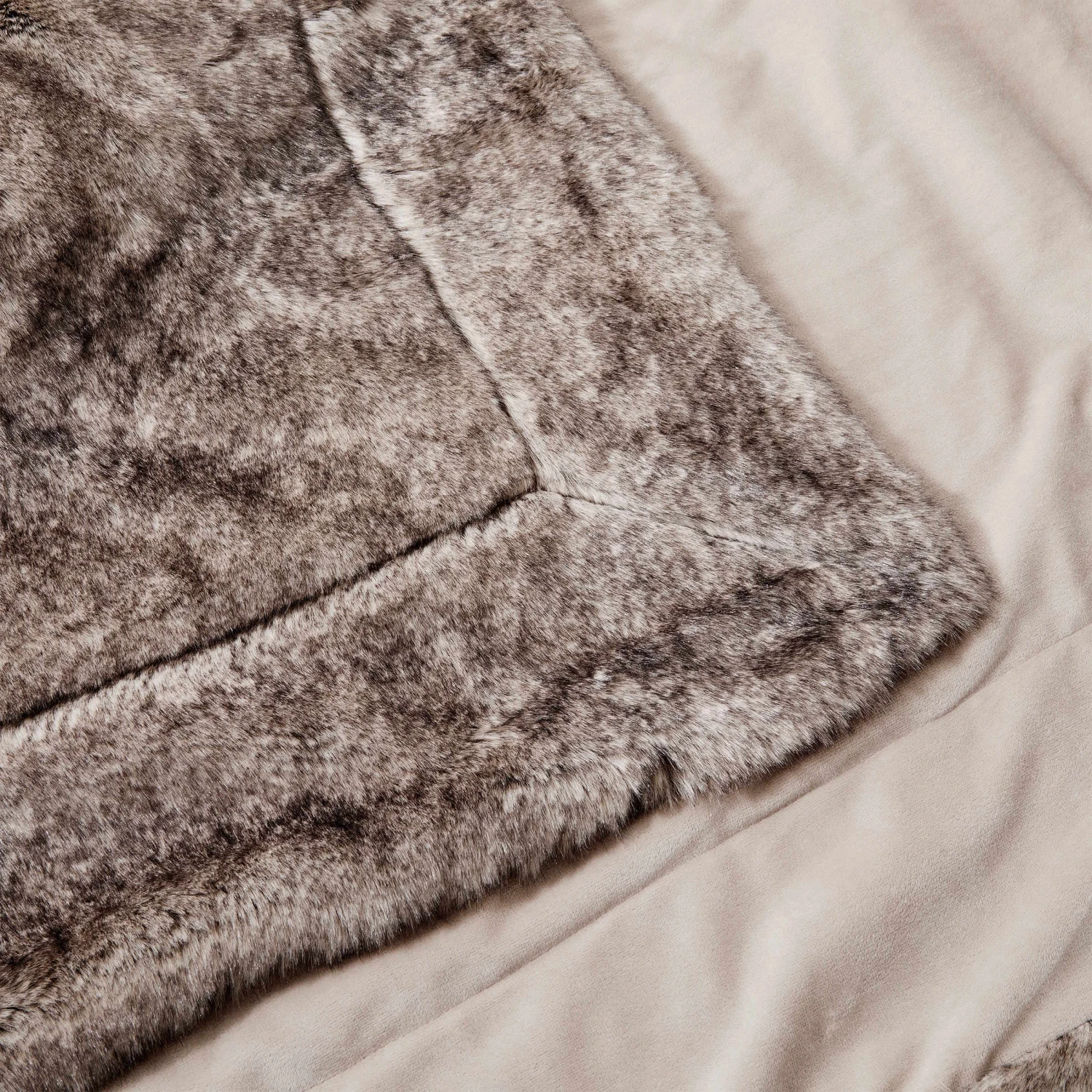 WILD THING Felldecke L 150 X B 200cm 14 WILD THING Felldecke L 150 X B 200cm – Bild 12